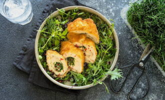 Ihain ang pampagana na mga cutlet kasama ang iyong paboritong side dish o, tulad ng ginawa ko, sa isang kama ng mga gulay. Anyayahan ang pamilya at ituring sila sa isang kamangha-manghang ulam. Bon appetit!