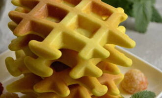 Om te serveren stapelt u de gebakjes op elkaar en besprenkelt u ze met honing. Eet smakelijk!