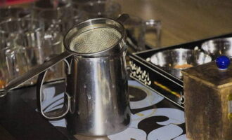 Chuẩn bị một thùng chứa và sàng.