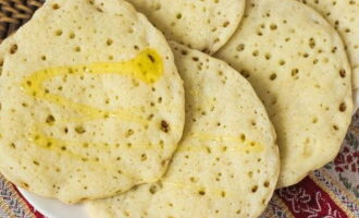 Ringla marockanska pannkakor med honung om så önskas. Behandla dina nära och kära. Smaklig måltid!