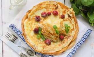 Ilagay ang inihurnong mainit na pancake sa isang plato. Anyayahan ang iyong pamilya at mga kaibigan na tikman ang banal na pagkain. Ihain din kasama ang iyong mga paboritong sarsa at toppings. Bon appetit!