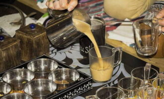 Đổ vào cốc.