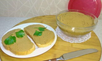 Pate gan gà với cà rốt và hành tây đã sẵn sàng. Trải nó lên bánh mì và phục vụ!