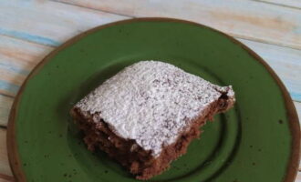 Prăjitura de ciocolată de post cu cacao este gata la cuptor. Ajută-te!