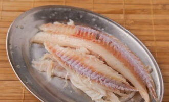 Rửa sạch phi lê cá đã đông lạnh trước, lau khô bằng khăn ăn và cắt thành từng miếng.