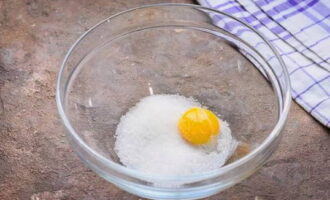 Hatiin ang itlog sa puti at pula. Ibuhos ang granulated sugar sa isang mangkok, idagdag ang pula ng itlog at pagsamahin ang mga sangkap.