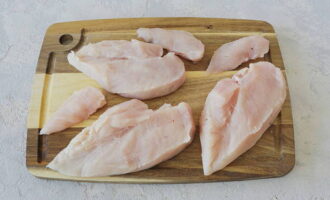 Hatiin ang fillet ng manok sa mga bahagi tulad ng ipinapakita sa larawan.