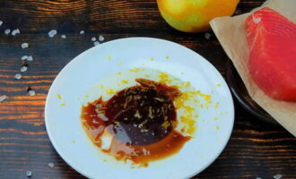 Blanda vegetabilisk olja, sojasås och skal från en halv citron i ett fat.