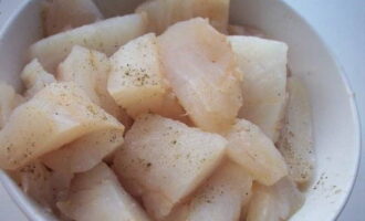 Blanda citronsaft med mald peppar, krydda fiskskivorna och blanda.