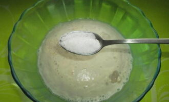Magdagdag ng asin sa pinaghalong. Paghaluin ang lahat ng mabuti upang matunaw ang tuyong sangkap.