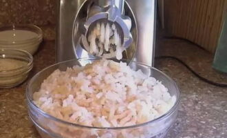 Trong máy xay thịt có lưới lớn hoặc vừa, xay phi lê cùng với hành tây.