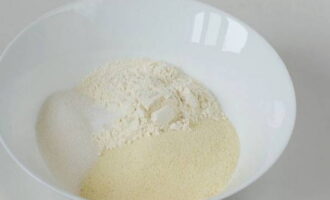 Blanda separat siktat mjöl, salt, strösocker och mannagryn.