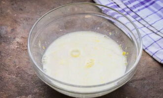 Ibuhos ang pinainit na gatas, palisin gamit ang isang whisk.