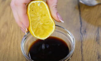 Trộn riêng nước tương, dầu không mùi, nước cốt chanh và gia vị cá.