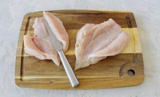 Simula sa makapal na dulo, gupitin ang fillet sa isang pabilog na paggalaw upang lumikha ng isang piraso ng humigit-kumulang pantay na kapal.