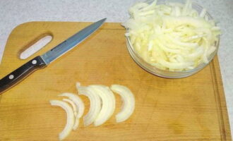 Gọt vỏ hành tây, sau đó cắt thành nửa khoanh mỏng.