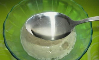 Magdagdag ng langis ng gulay.