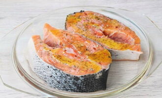 Phủ sản phẩm bằng dầu ô liu lên tất cả các mặt.
