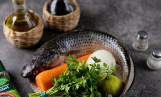 Pelengas är väldigt lätt att tillaga i ugnen. Ta alla nödvändiga ingredienser för att förbereda pelengas. Skala morötter och lök och tvätta dem tillsammans med färska örter under rinnande vatten.