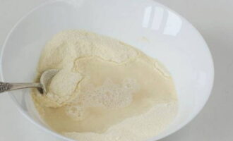 Häll jästvätskan i de torra ingredienserna. Vispa.