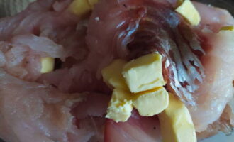 Mal filén och smöret i en köttkvarn eller vispa tills det är slätt i en hackare.
