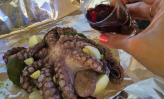 Under huvudingrediensen, lägg en skalad lök, skuren i 4 delar, slumpmässigt hackad vitlök och lagerblad, häll över vin.