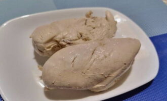 ต้มเนื้อไก่ใส่เครื่องบดเนื้อหรือบดในเครื่องปั่น