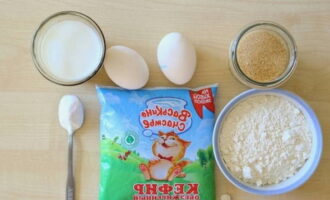 Để bắt đầu, hãy đọc danh sách nguyên liệu và đo lường tất cả nguyên liệu bạn cần cho món bánh kếp của mình.