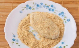 Dùng tay ướt, cẩn thận nặn thịt băm đã nhào thành những miếng cốt lết vì chúng sẽ rất mềm và cuộn chúng trong vụn bánh mì.