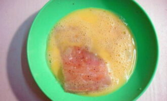 Într-un castron, bate un ou cu o furculiță sau un tel. Încinge bine uleiul vegetal într-o tigaie. Mai întâi scufundați bucățile de tilapia în oul bătut.