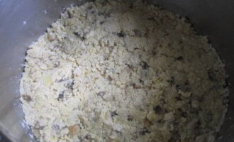 รวมส่วนผสมไก่กับเห็ดและหัวหอม เกลือ พริกไทย ใส่ไข่แดง ผสมให้เข้ากัน