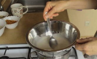 Cho đường cát, mật ong và nước vào cốc. Hòa tan trong bồn nước. Khi các tinh thể hòa tan hoàn toàn, thêm baking soda và phản ứng tạo bọt sẽ xảy ra. Khuấy mạnh và lấy ra khỏi đầu đốt.