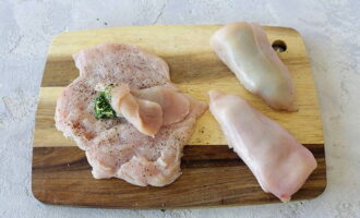 Maglagay ng isang stick ng mantikilya na may mga damo sa gitna ng battered fillet. Takpan ng isang piraso ng fillet. I-wrap ang fillet para hindi tumagas ang mantika habang niluluto. Ang resulta ay magiging katulad ng mga rolyo ng repolyo.