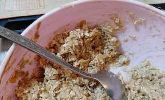 Blöt handflatorna i vatten och forma ämnen.