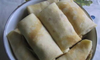 เติมแพนเค้กด้วยไส้ที่ได้ เราม้วนเป็นซอง ม้วนในไข่ น้ำ และเกล็ดขนมปัง จากนั้นทอดในกระทะ