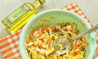 Combinați toate ingredientele într-un castron mare. Se sare, se adaugă turmeric și se condimentează cu ulei de măsline. Se amestecă ingredientele.