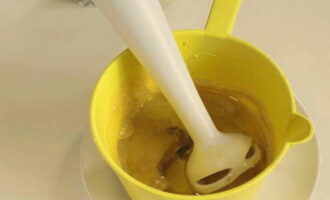 เพิ่มน้ำมันพืชลงในกระแสบาง ๆ แล้วตีต่อด้วยเครื่องปั่น
