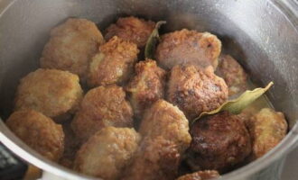 Sau đó cho cốt lết đã chiên vào nồi, thêm một ít nước, lá nguyệt quế với hạt tiêu và vài tép tỏi băm nhỏ. Đun nhỏ lửa trên lửa nhỏ, đậy nắp, sau khi đun sôi trong 10 phút.