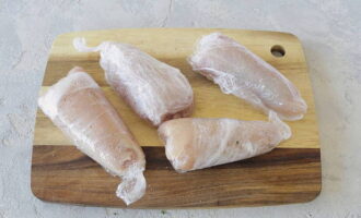 I-wrap ang mga blangko sa cling film at ilagay ang mga ito sa malamig upang mag-freeze. Sapat na ang 10 minuto.