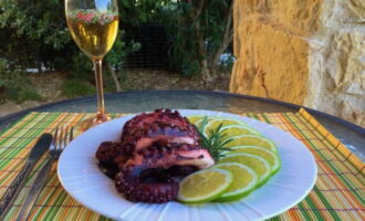 Vi kompletterar den aptitretande rätten med aromatiska örter och limeskivor och smakar av.