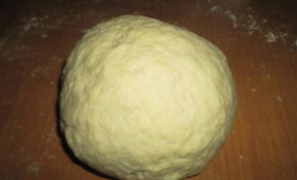 I-roll ito sa isang masikip na bola, dredging ito sa harina. Kung ang masa ay malagkit, magdagdag ng higit pang harina.