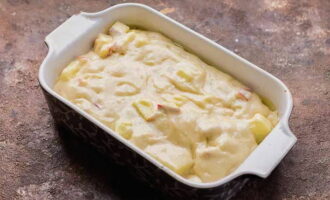 Aboqueu la barreja en un plat de forn.