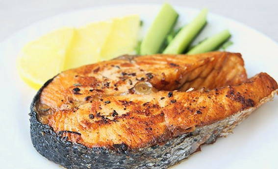 Cá hồi trong chảo rán