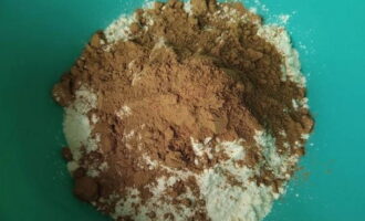 Adăugați cantitatea necesară de pudră de cacao.