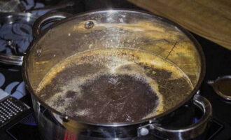 Tiếp theo, thêm trà hạt đen và một bộ gia vị masala. Đun sôi, giảm nhiệt và nấu đồ uống trong 5 - 7 phút.