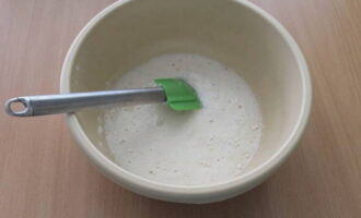 Lententaarten worden snel en gemakkelijk bereid. Los suiker, een paar theelepels bloem en gist op in een glas warm water. Laat de resulterende massa 15 minuten staan. Gedurende deze tijd zal de massa enigszins toenemen in volume en schuim.