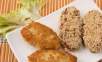 Phục vụ cá nạc cốt lết nấu chín không có trứng nóng. Chúc ngon miệng!