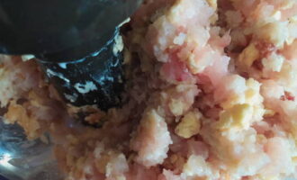 Mal de krossade ingredienserna igen med en mixer.
