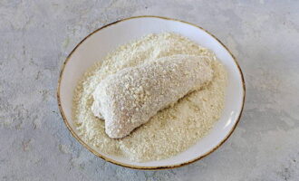 Alisin ang mga nakapirming cutlet at igulong sa harina, paliguan sa mga pre-beaten na itlog, at igulong sa mga breadcrumb. Maligo muli sa mga itlog at tinapay sa mga breadcrumb. Ilagay ang mga piraso sa freezer sa loob ng 10 minuto upang maayos ang pag-set ng breading.