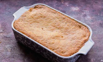Cuini les postres durant 40-45 minuts a una temperatura de 180 graus. Podeu comprovar la preparació amb una broqueta o un escuradents.